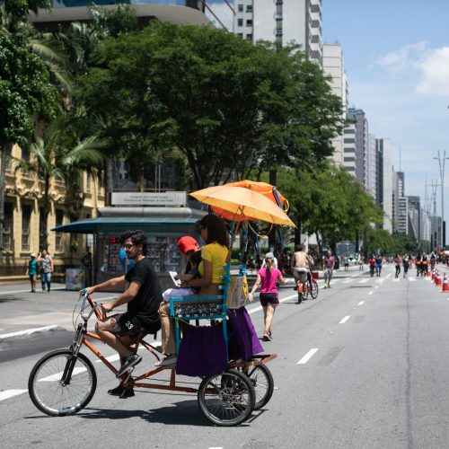 Cantinho da Leitura Especial Férias. Triciclo das Histórias, com Ciclistas Bonequeiros